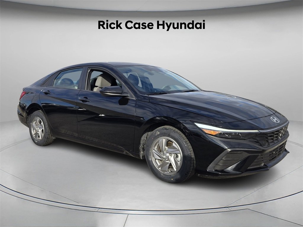 Certified 2025 Hyundai Elantra SE image 9