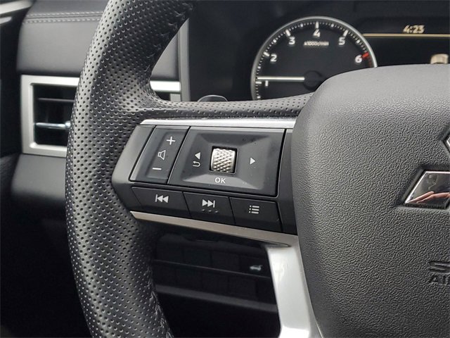 Used 2025 Mitsubishi Outlander SE image 26