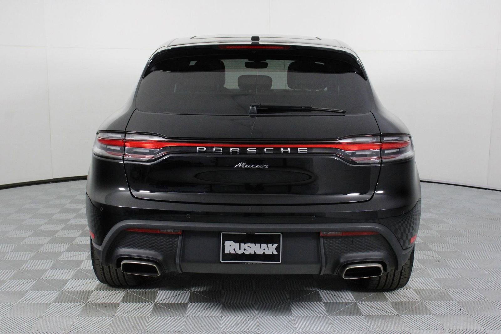 Certified 2025 Porsche Macan AWD/4WD image 6