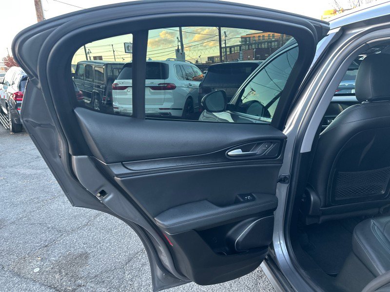 Used 2018 Alfa Romeo Stelvio AWD image 14