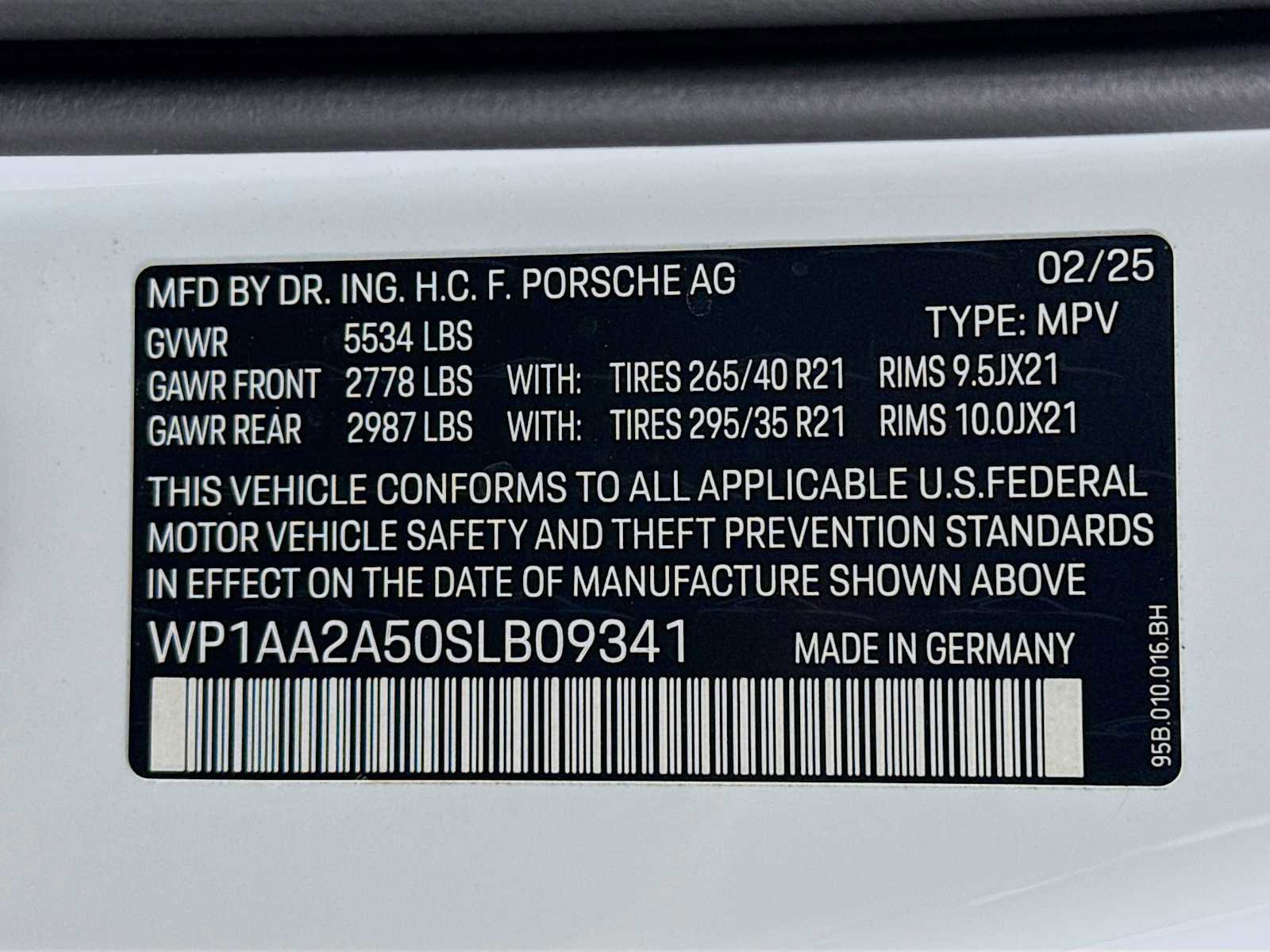 Certified 2025 Porsche Macan T image 34