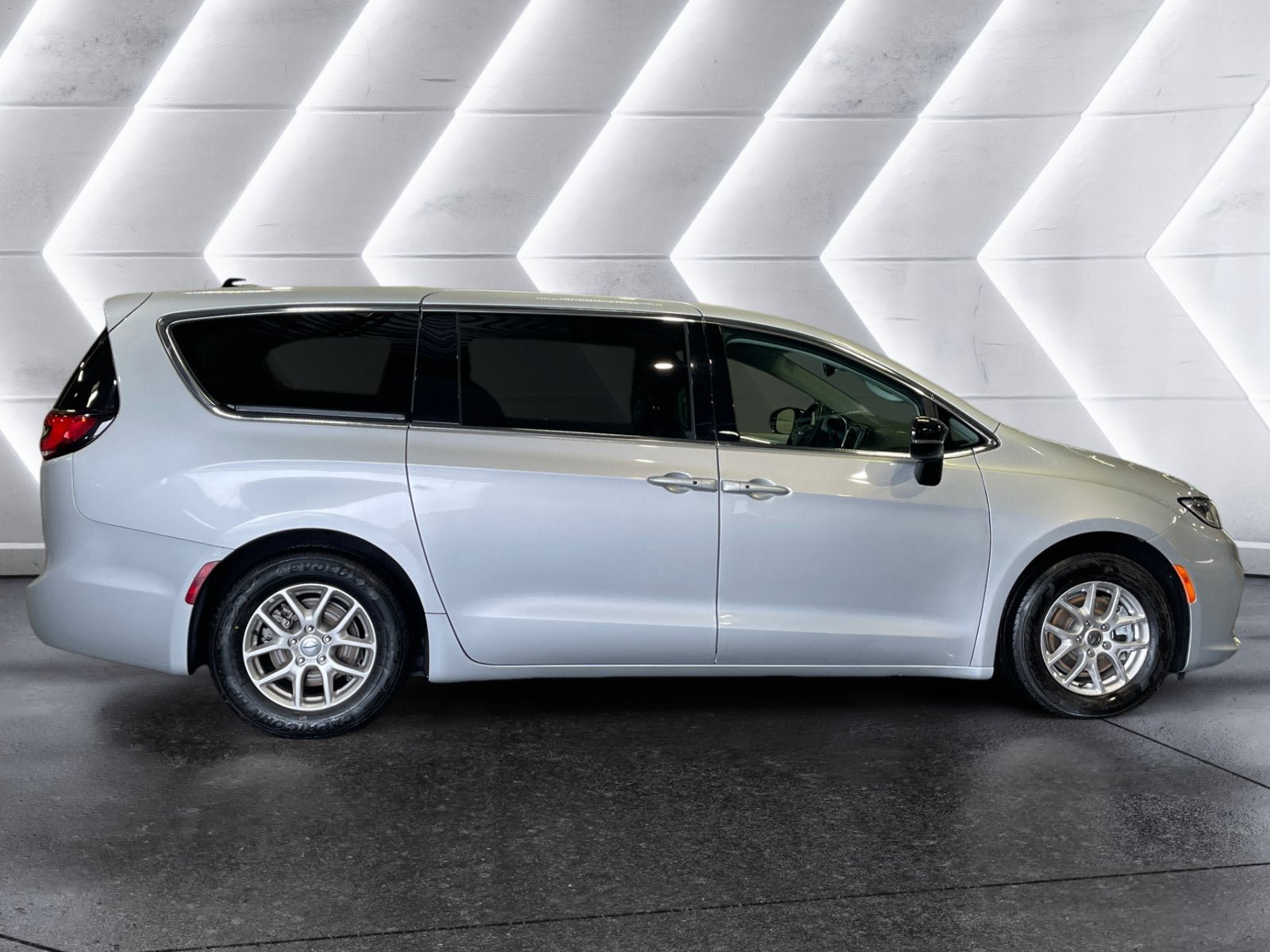 Used 2024 Chrysler Pacifica Touring-L FWD image 24