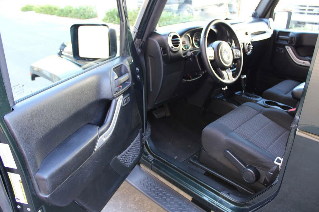 Used 2011 Jeep Wrangler Sahara w/ Connectivity Group AWD/4WD image 28