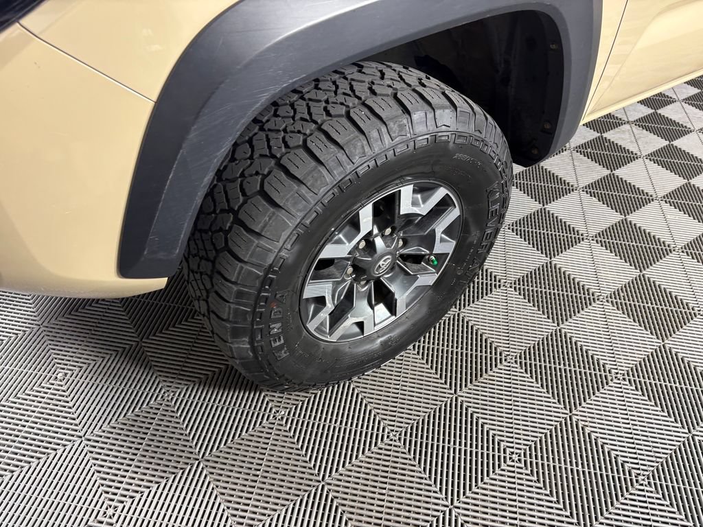Used 2018 Toyota Tacoma TRD Off-Road w/ Technology Package AWD/4WD image 10