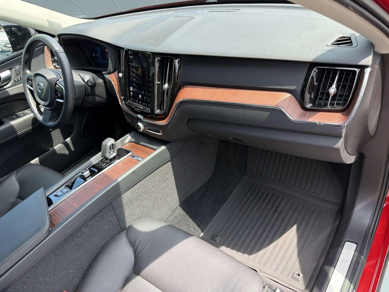 Certified 2024 Volvo XC60 B5 Plus w/ Protection Package Premier AWD/4WD image 31