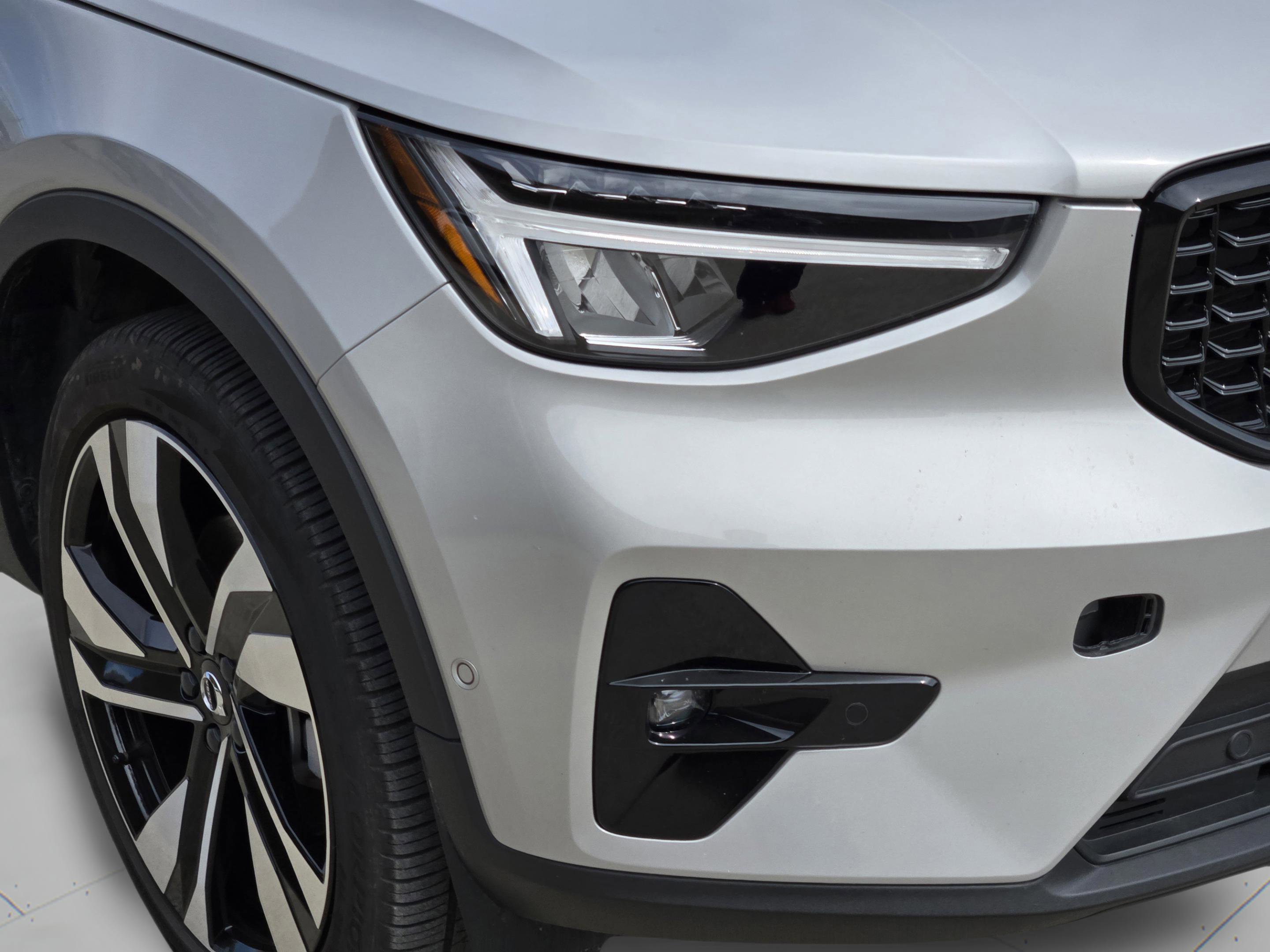 Used 2025 Volvo XC40 B5 Plus image 15