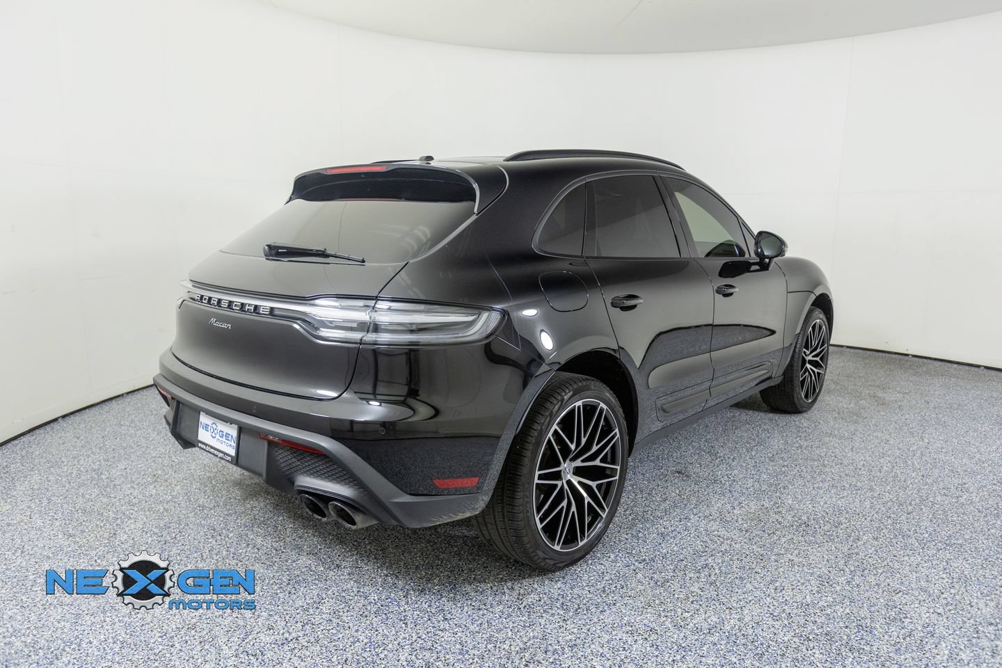 Used 2024 Porsche Macan AWD/4WD image 7
