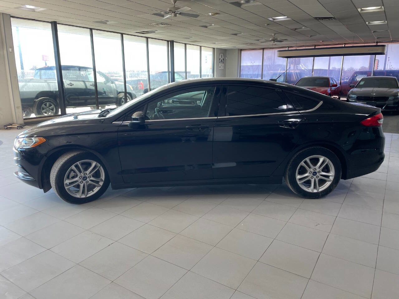 Used 2018 Ford Fusion SE w/ Fusion SE Technology Package image 4