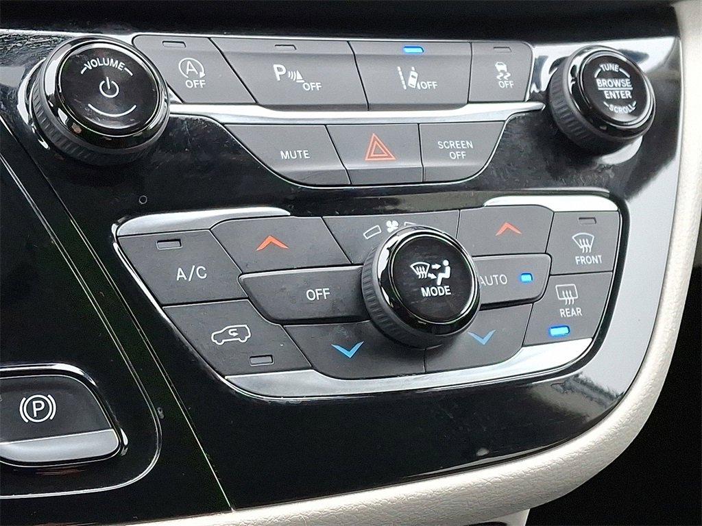 Used 2023 Chrysler Pacifica Touring-L image 18