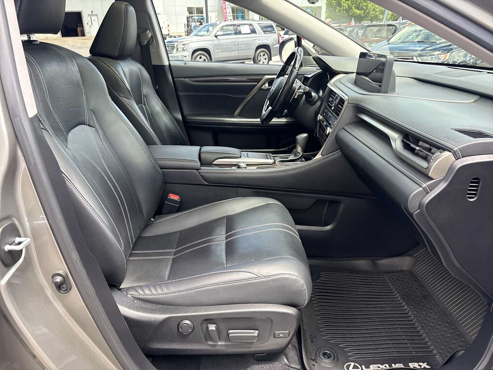 Used 2020 Lexus RX 350L Luxury w/ Cold Weather Package (CT) FWD image 28