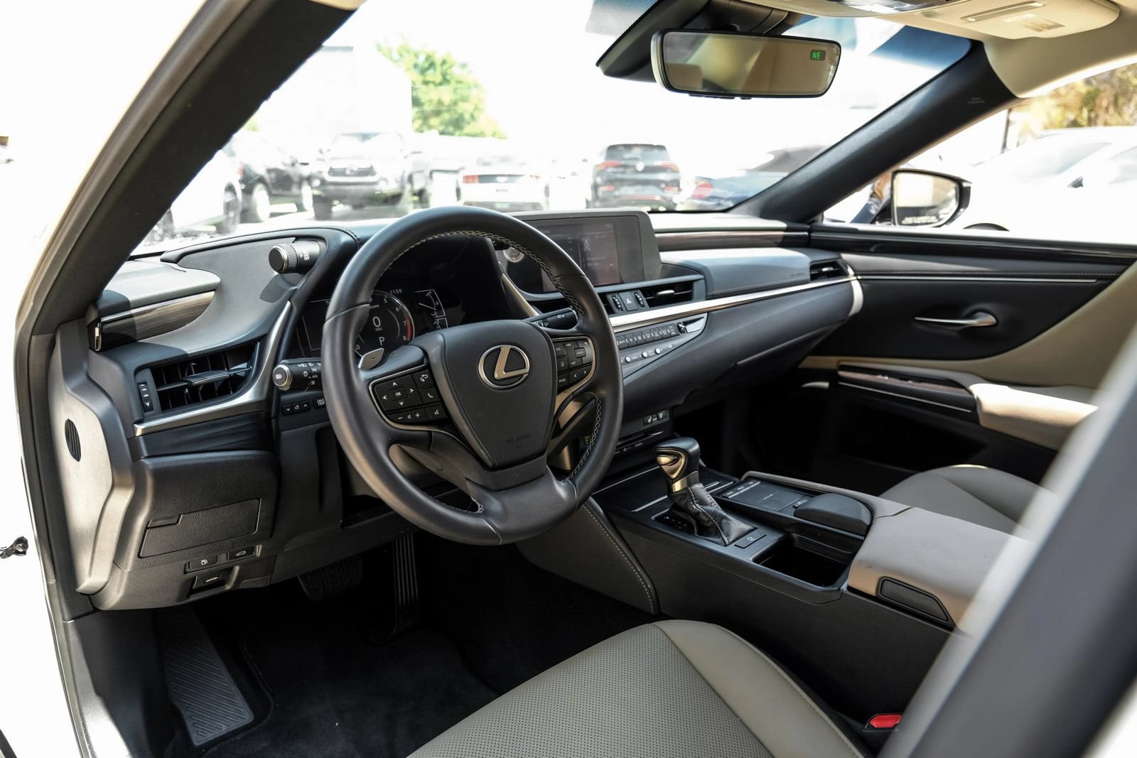Used 2020 Lexus ES 350 w/ Premium Package FWD image 2