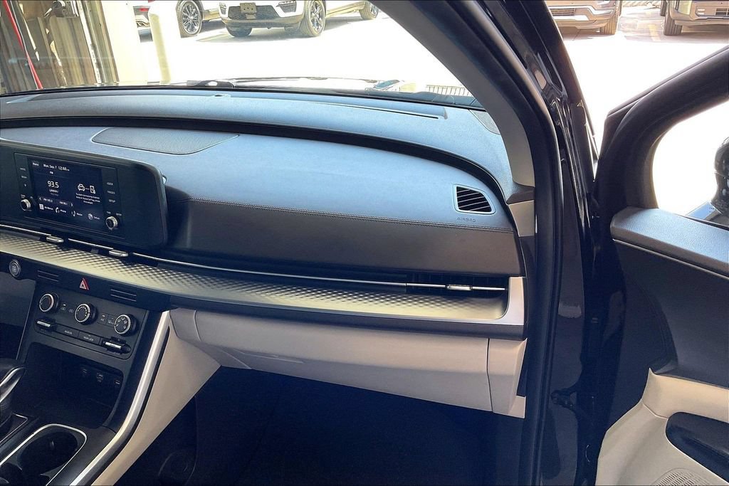 Used 2024 Kia Carnival LX FWD image 15