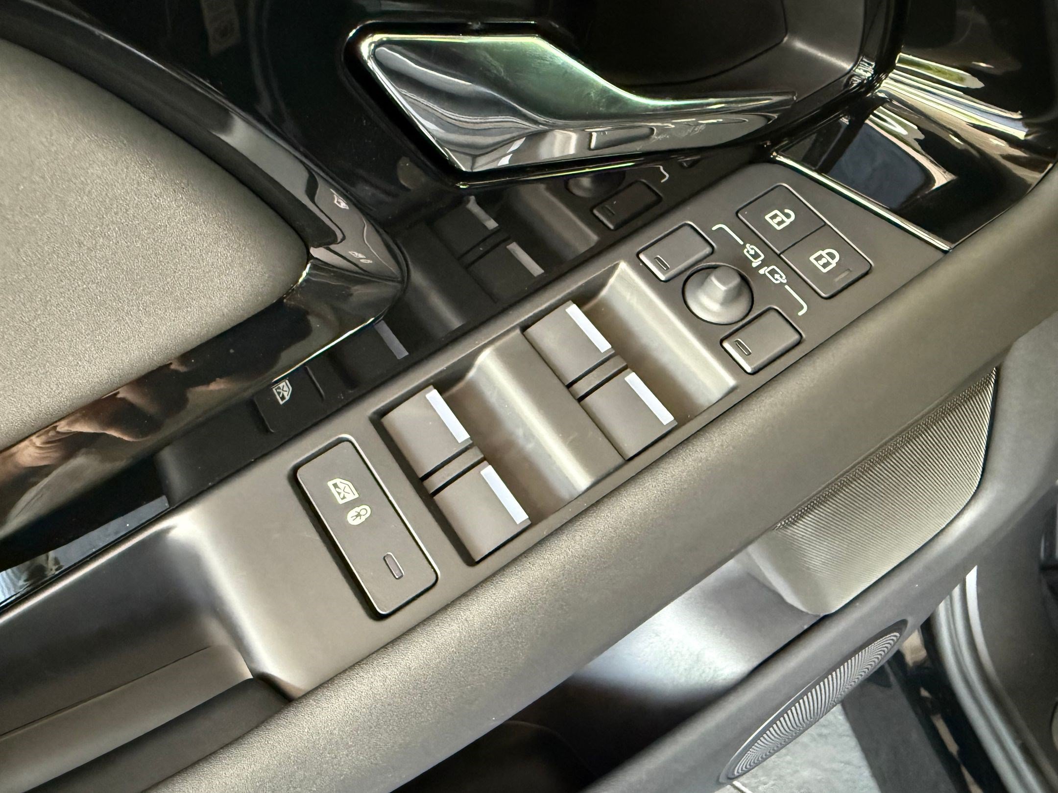 New 2026 Land Rover Range Rover Evoque Hoxton AWD/4WD image 24