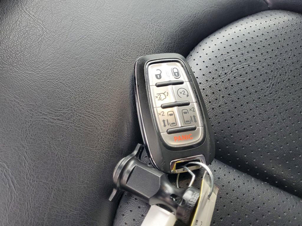 Used 2023 Chrysler Pacifica Touring-L FWD image 31