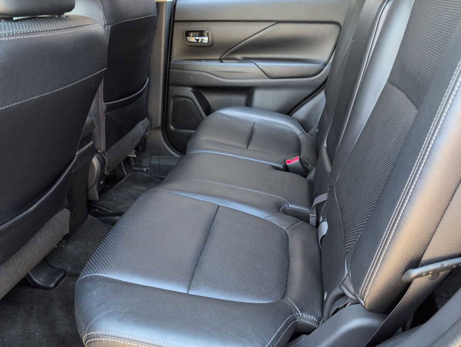 Used 2016 Mitsubishi Outlander SEL AWD/4WD image 19