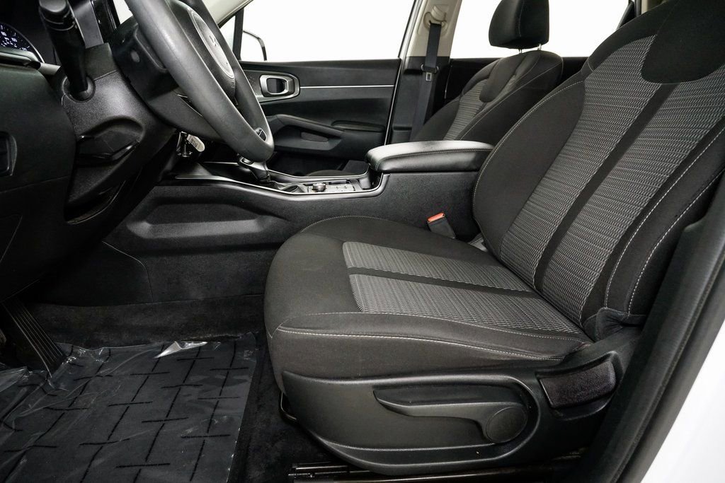 Used 2023 Kia Sorento LX image 9