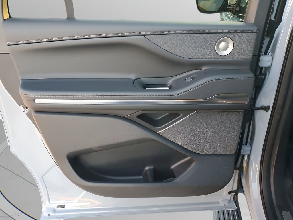 Used 2025 Lincoln Navigator L Reserve w/ Jet Appearance Package image 17