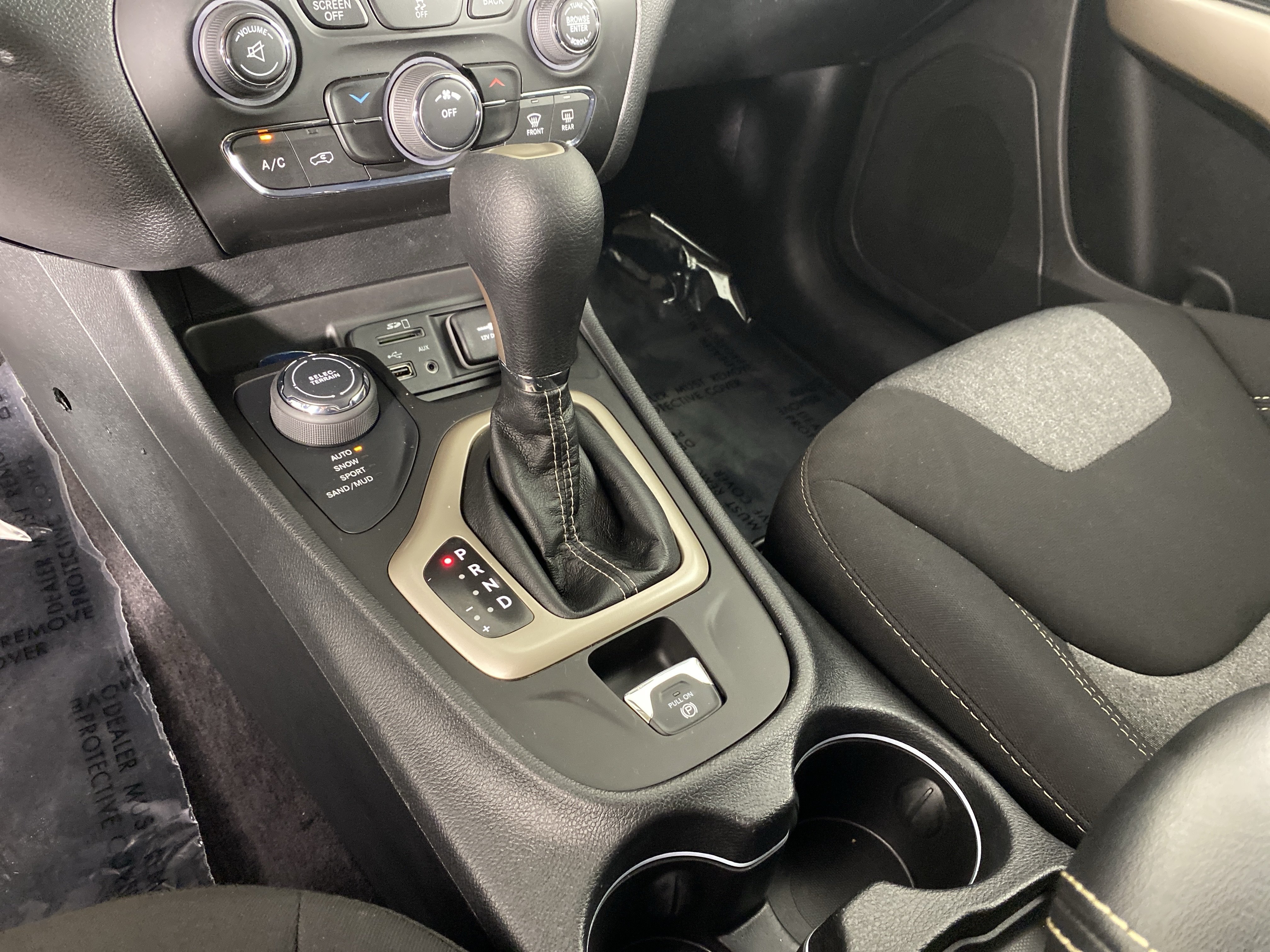 Used 2018 Jeep Cherokee Latitude w/ Safety Group AWD/4WD image 27
