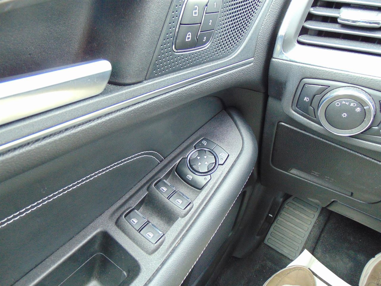 Used 2024 Ford Edge Titanium image 41