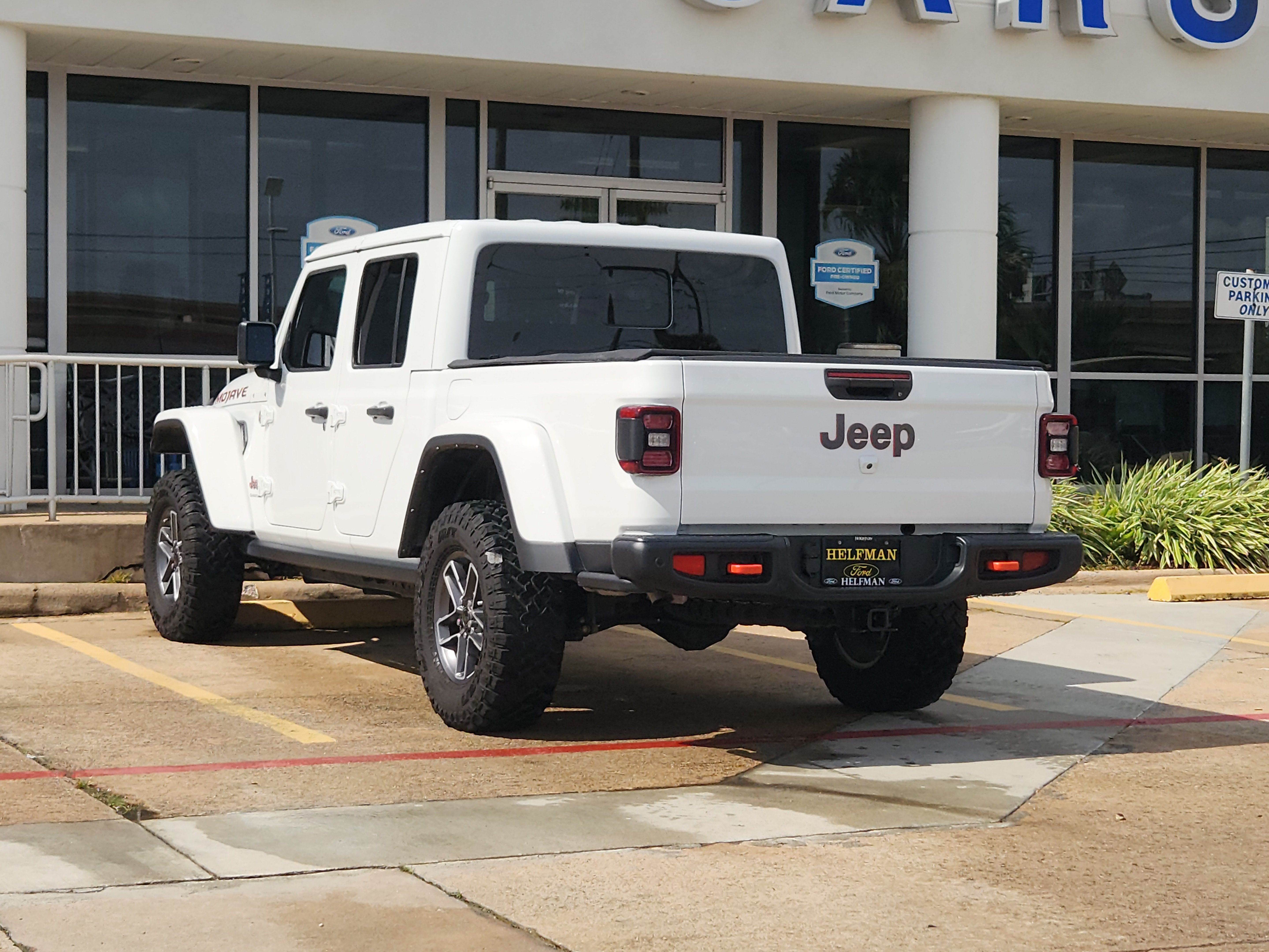 Used 2024 Jeep Gladiator Mojave AWD/4WD image 3