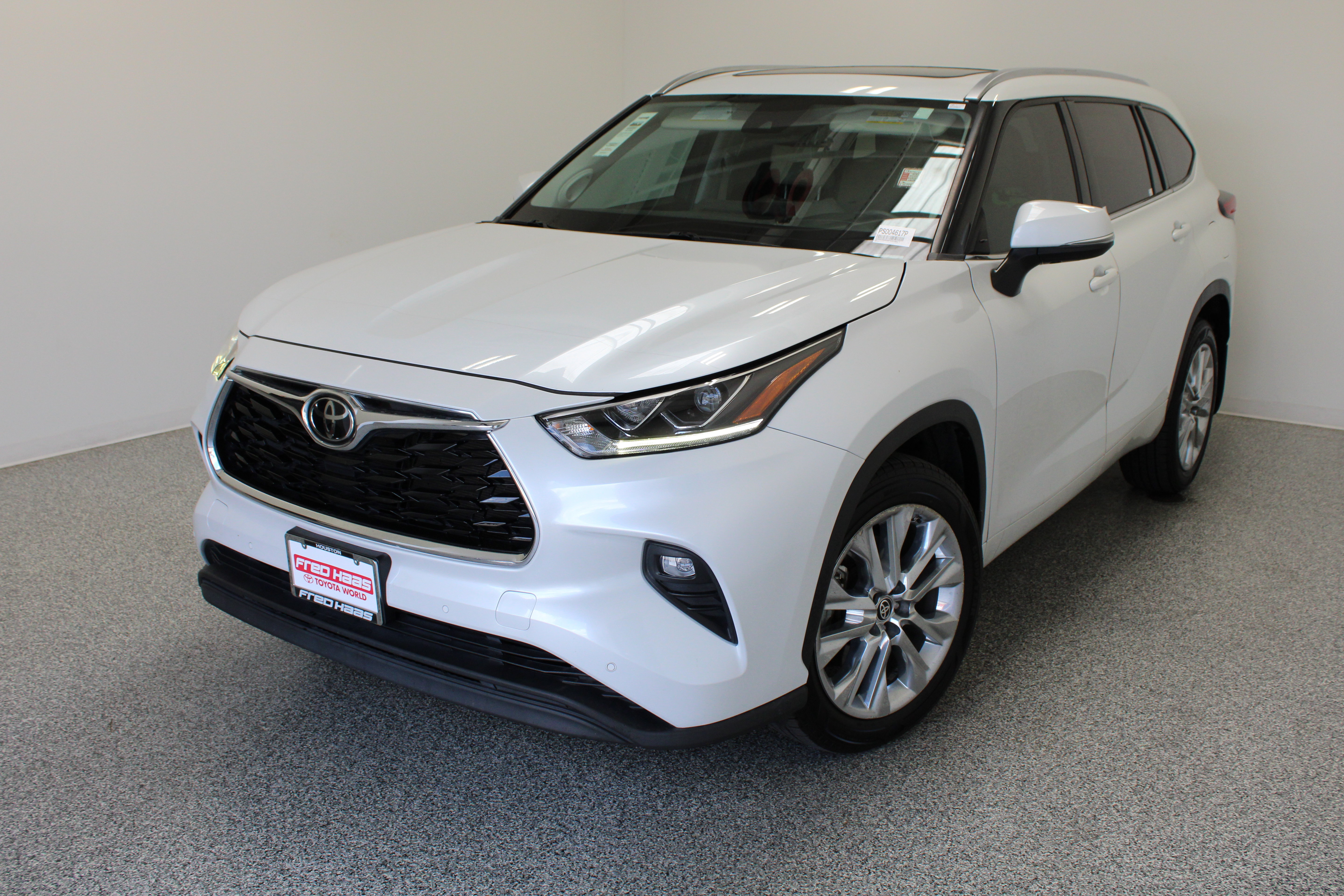 Used 2023 Toyota Highlander Limited FWD image 2