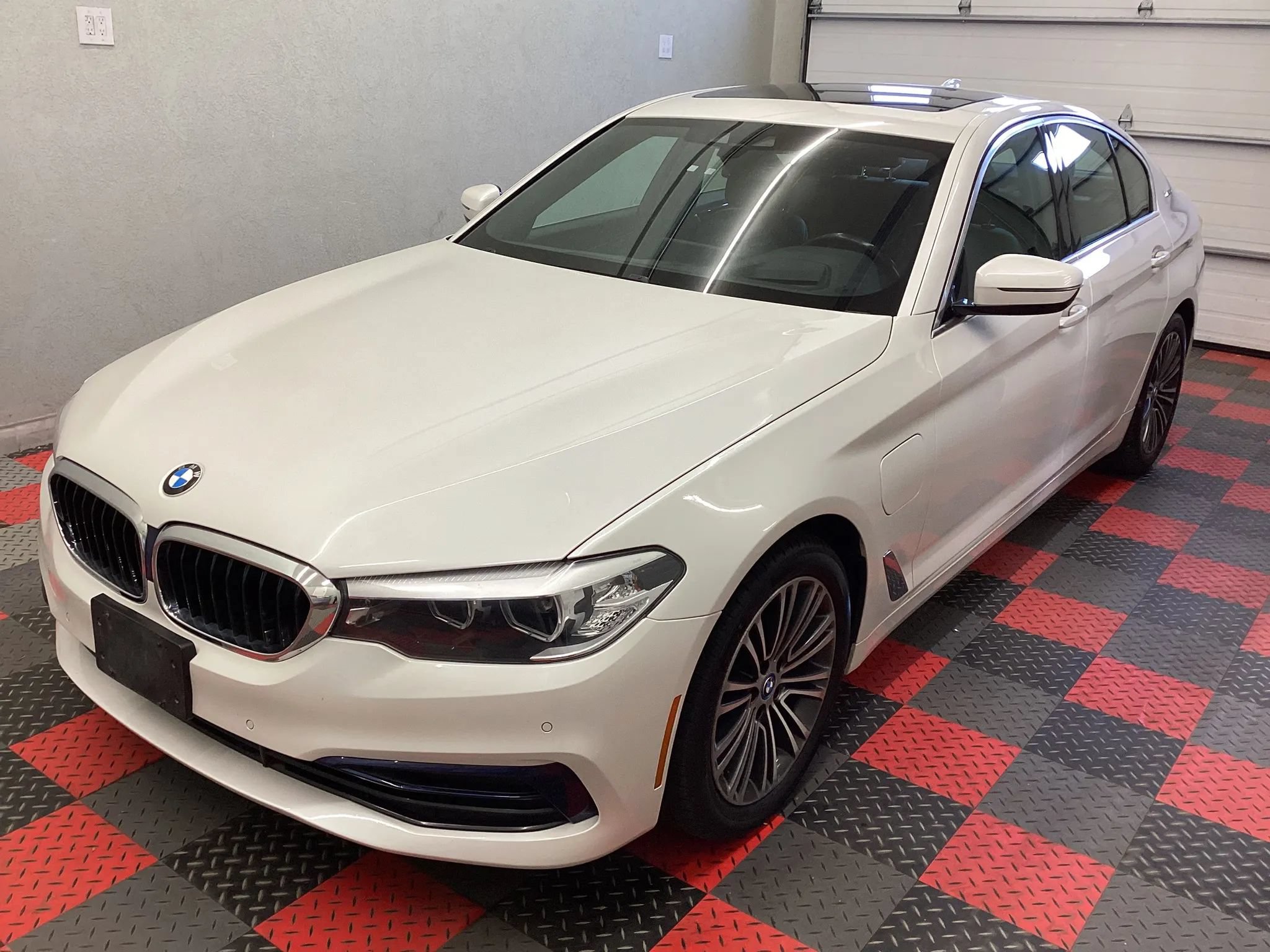 Used 2019 BMW 530e xDrive w/ Convenience Package AWD/4WD image 1