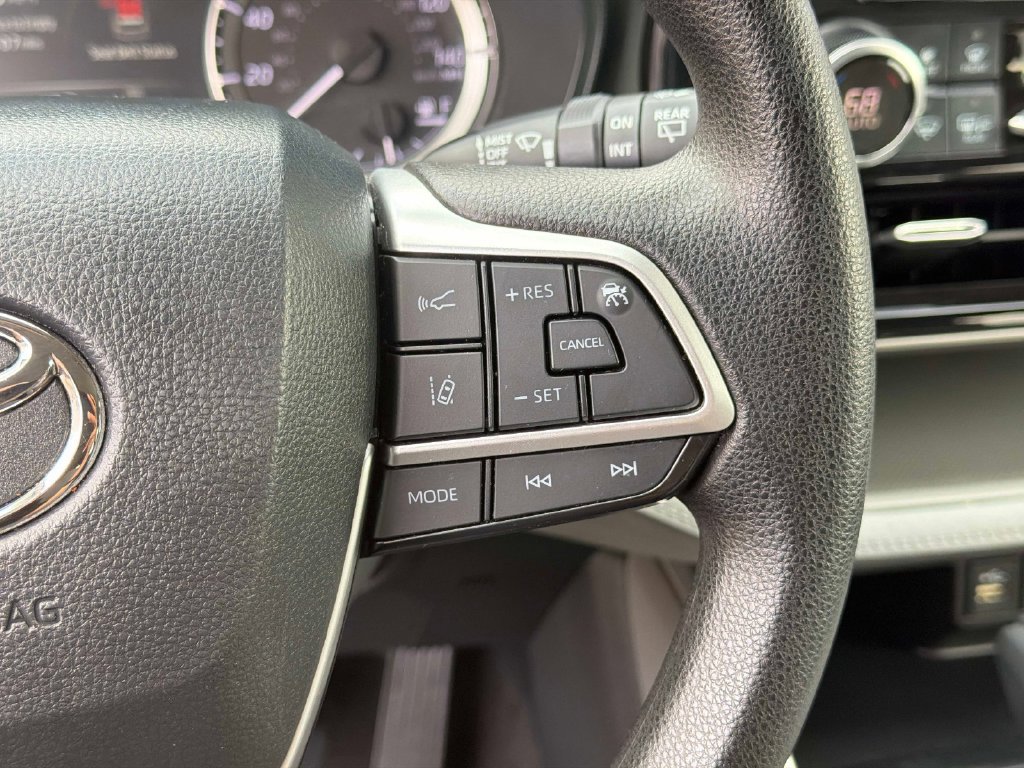 Used 2023 Toyota Highlander L FWD image 29