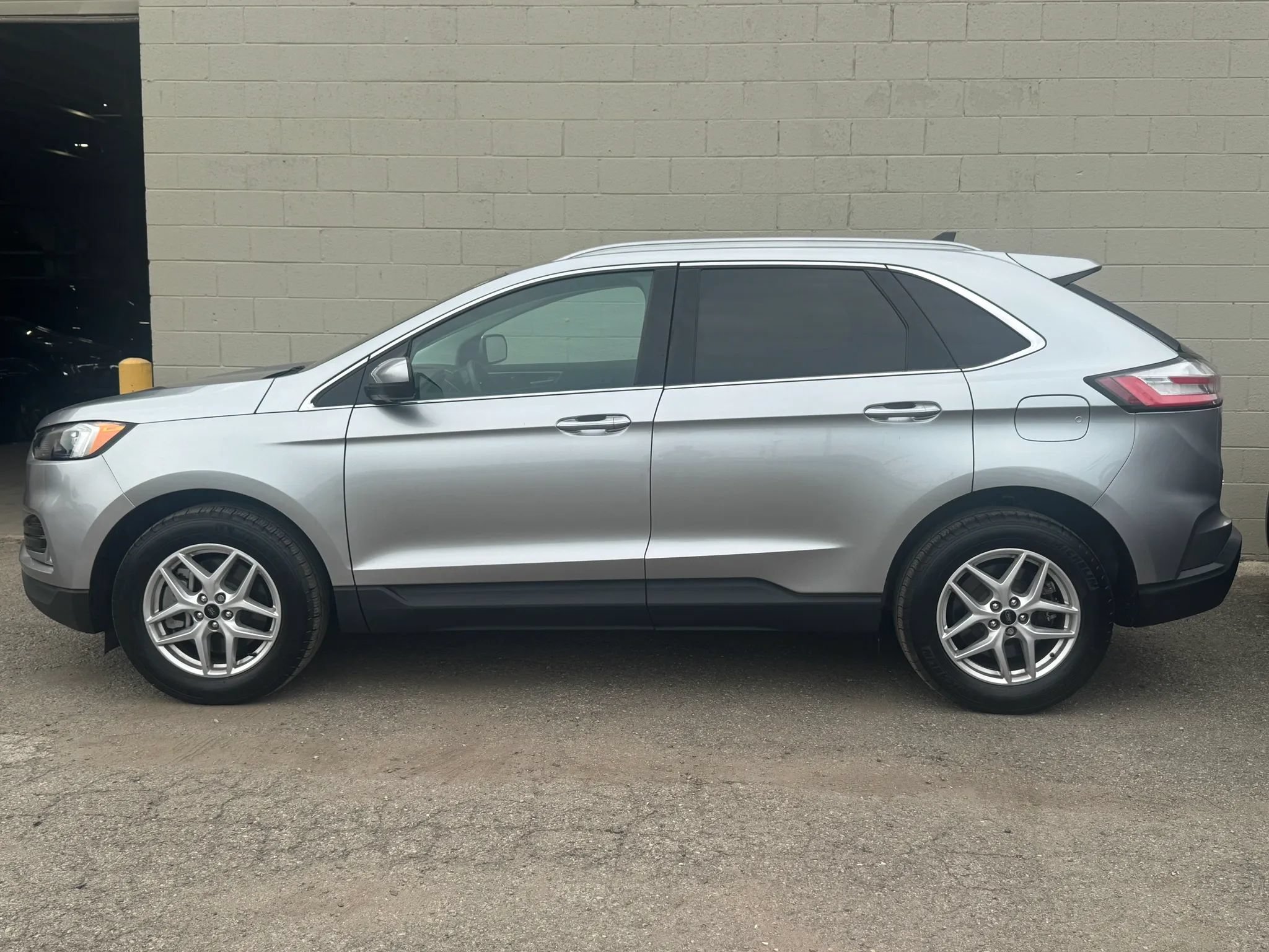 Used 2024 Ford Edge SEL w/ Convenience Package AWD/4WD image 4