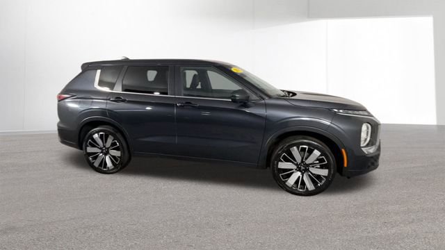 Used 2025 Mitsubishi Outlander SE image 2