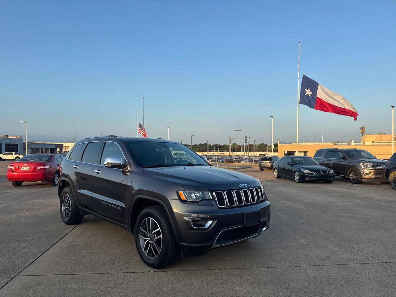 Used 2020 Jeep Grand Cherokee Limited AWD/4WD image 2
