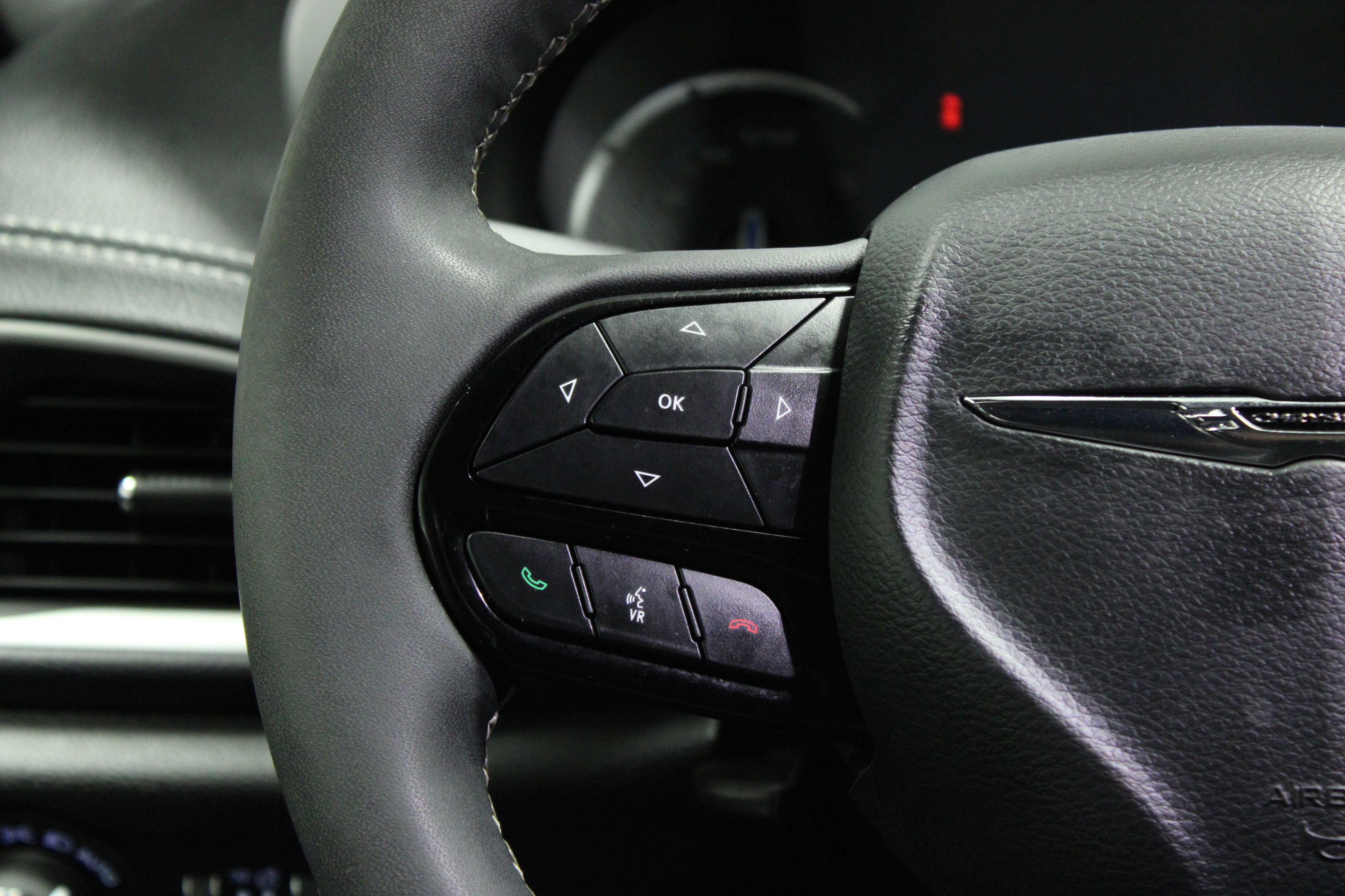 Used 2023 Chrysler Pacifica Touring-L w/ Uconnect Theater Family Group image 23