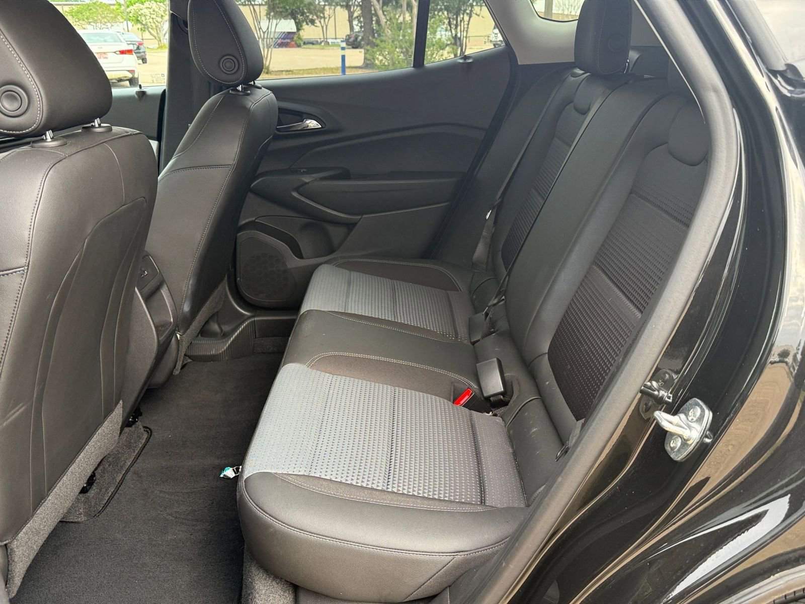 Used 2025 Chevrolet Trax LT w/ LT Convenience Package FWD image 27