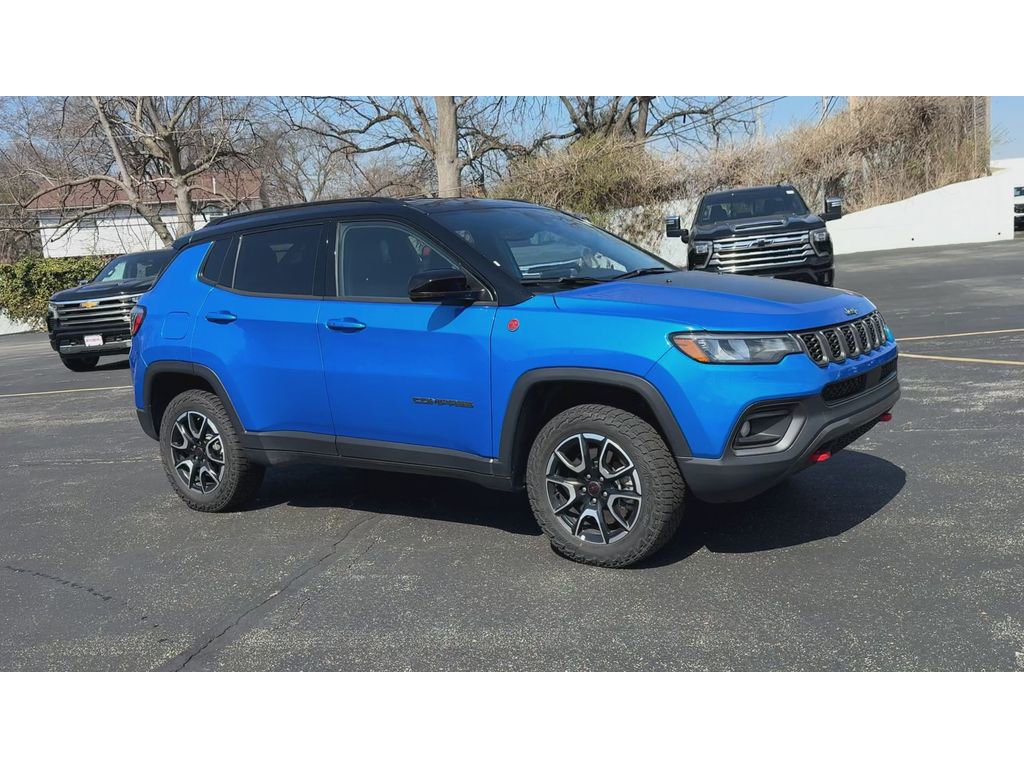 Used 2025 Jeep Compass Trailhawk image 2