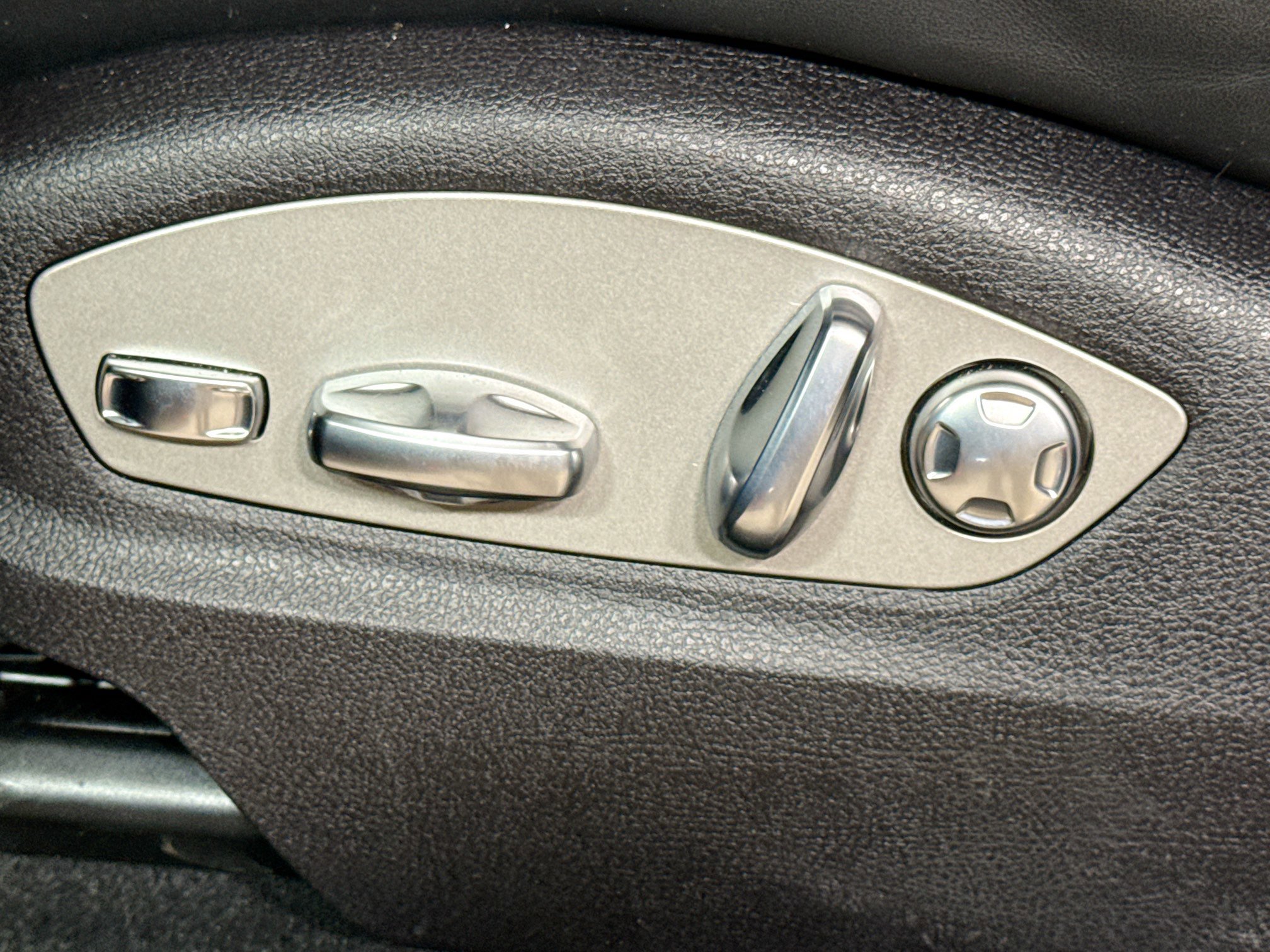 Certified 2026 Porsche Macan AWD/4WD image 25