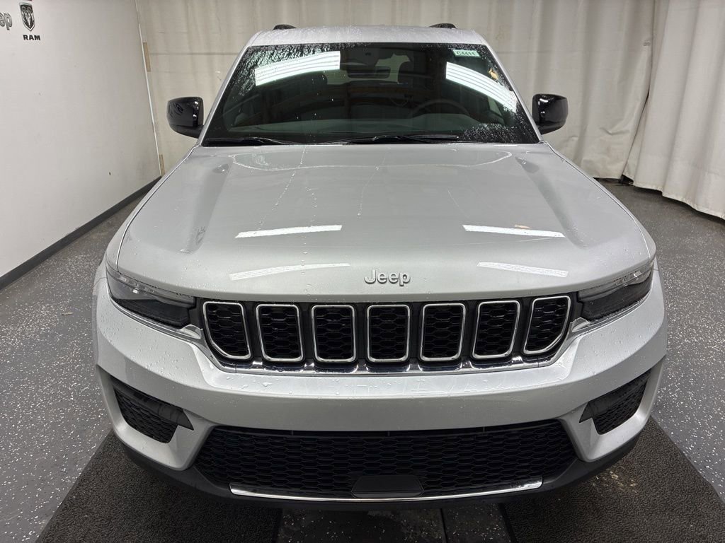 New 2026 Jeep Grand Cherokee Laredo w/ Trailer Tow Package AWD/4WD image 2