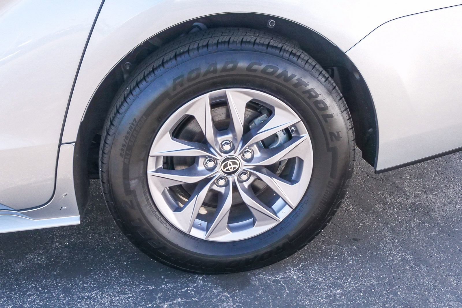 Used 2022 Toyota Sienna LE image 6