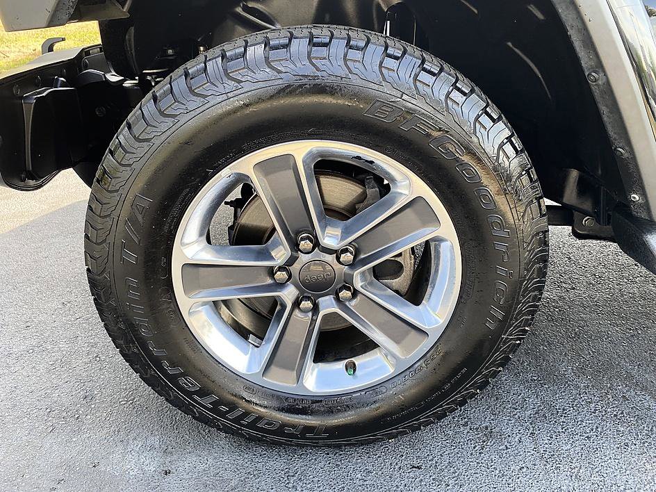 Used 2022 Jeep Wrangler Unlimited Sahara AWD/4WD image 8