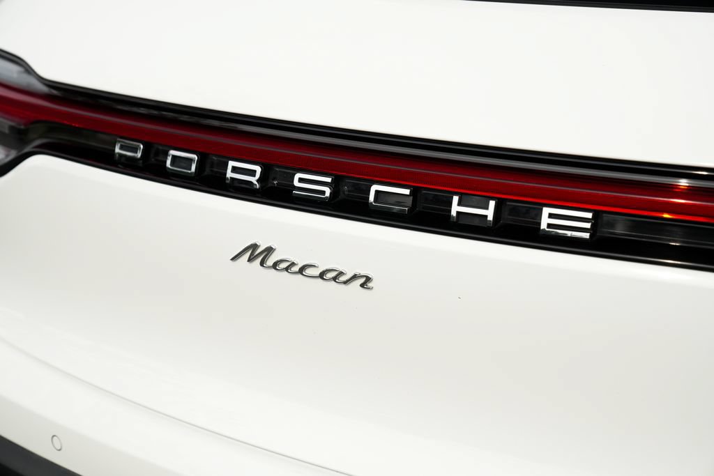 Certified 2024 Porsche Macan AWD/4WD image 16