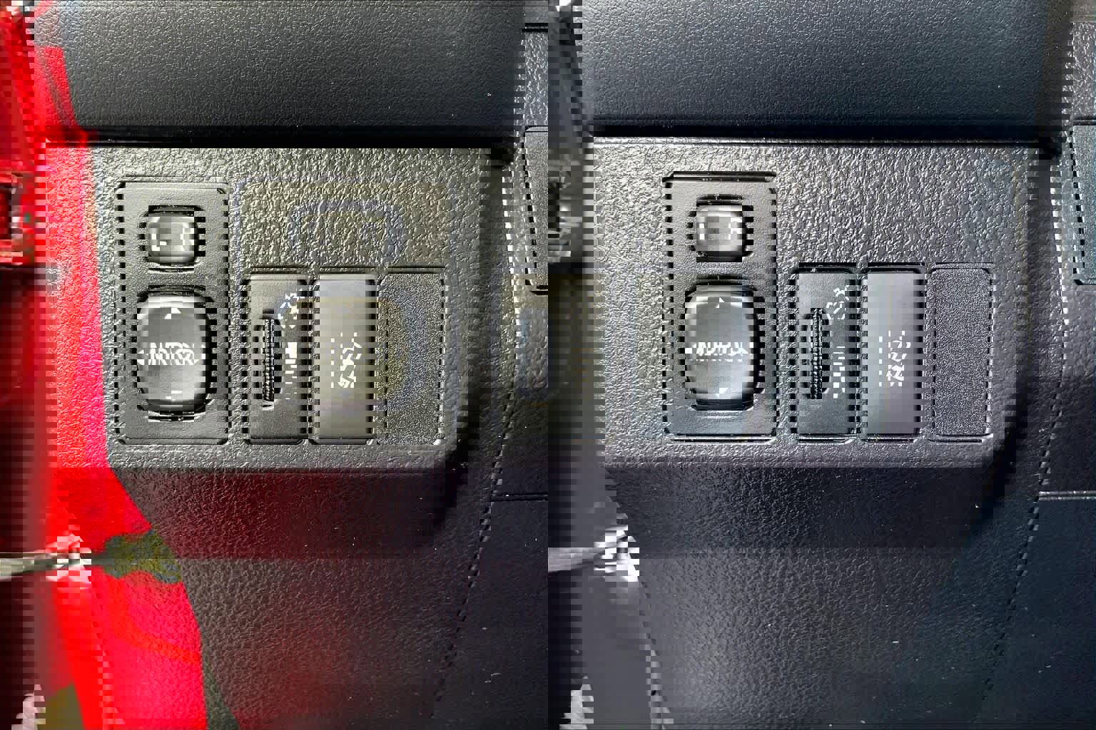 Used 2018 Toyota RAV4 LE image 32