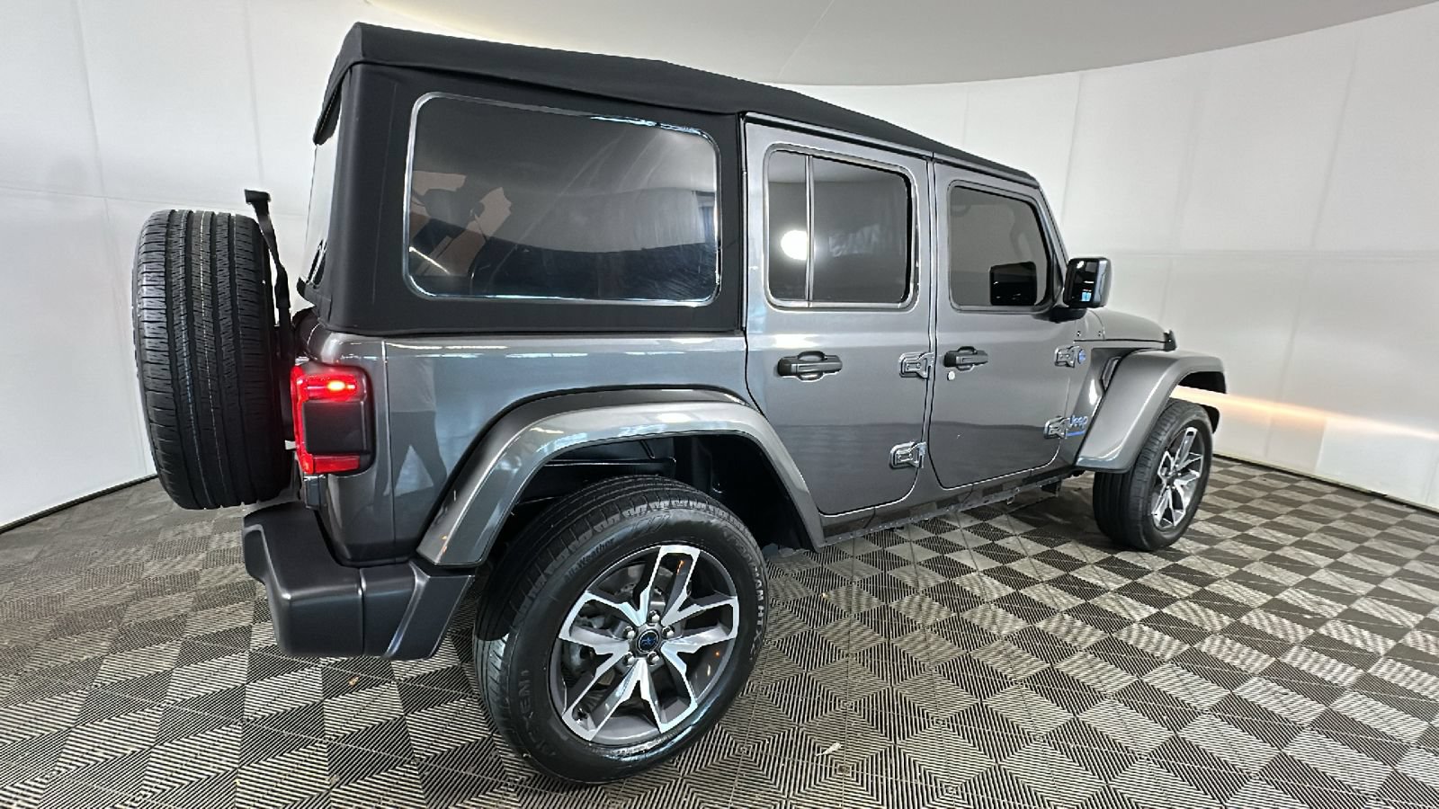 Used 2024 Jeep Wrangler Unlimited w/ Convenience Group AWD/4WD video 4