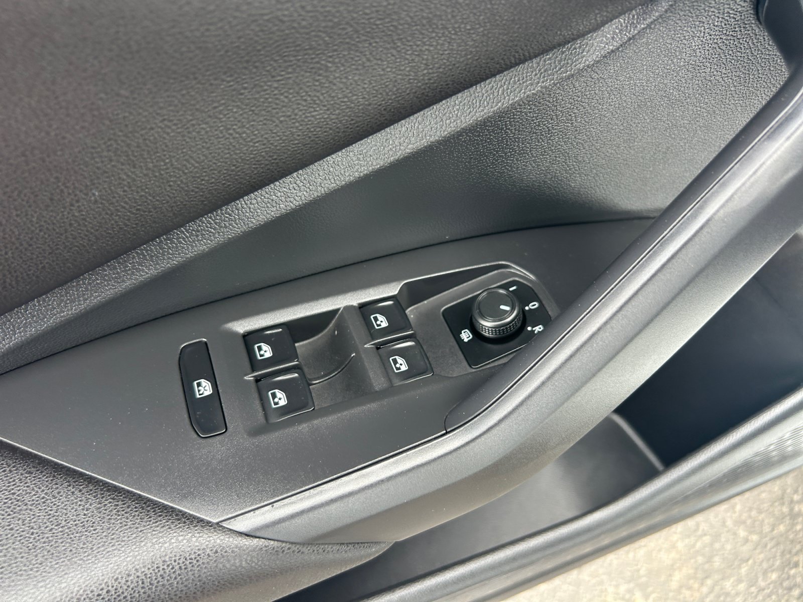 Used 2019 Volkswagen Jetta SEL w/ Cold Weather Package FWD image 13