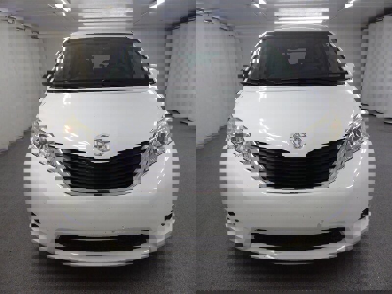 Used 2014 Toyota Sienna LE image 2