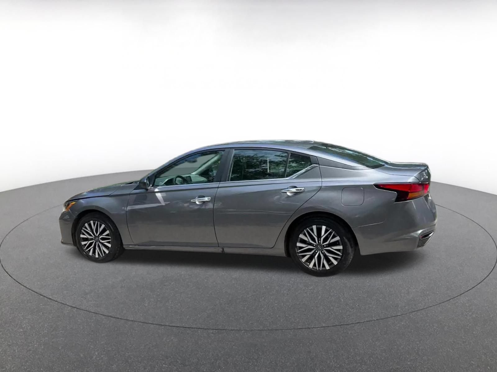 Used 2025 Nissan Altima 2.5 SV FWD image 10