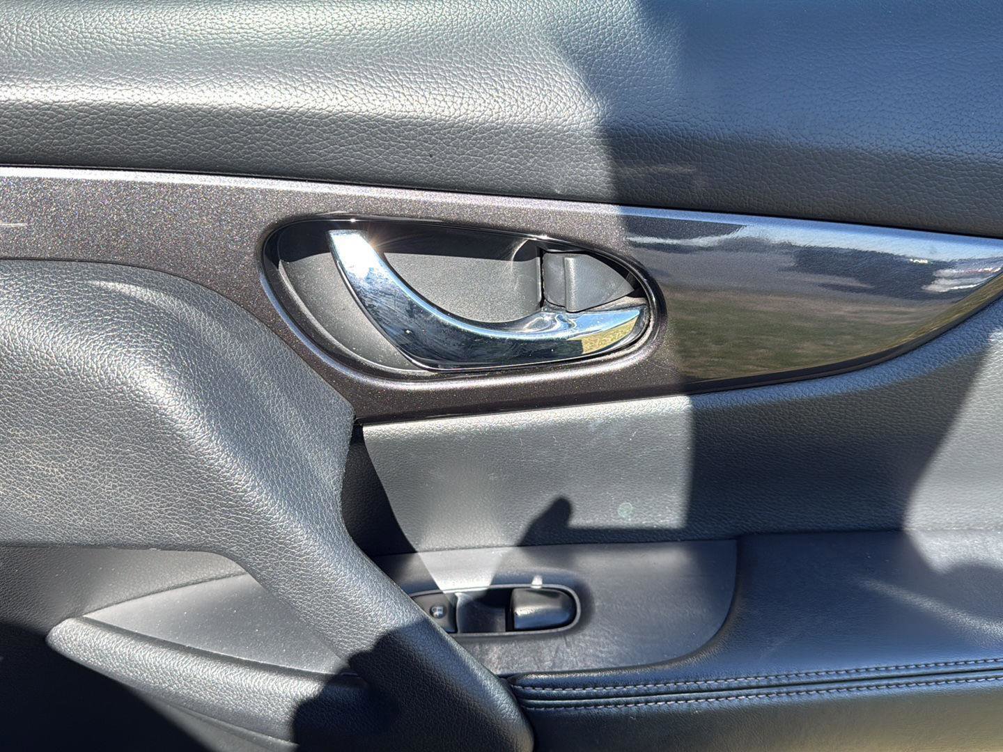 Used 2018 Nissan Rogue SV image 20