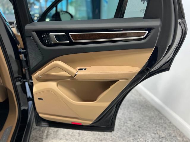 Used 2023 Porsche Cayenne Platinum Edition image 36