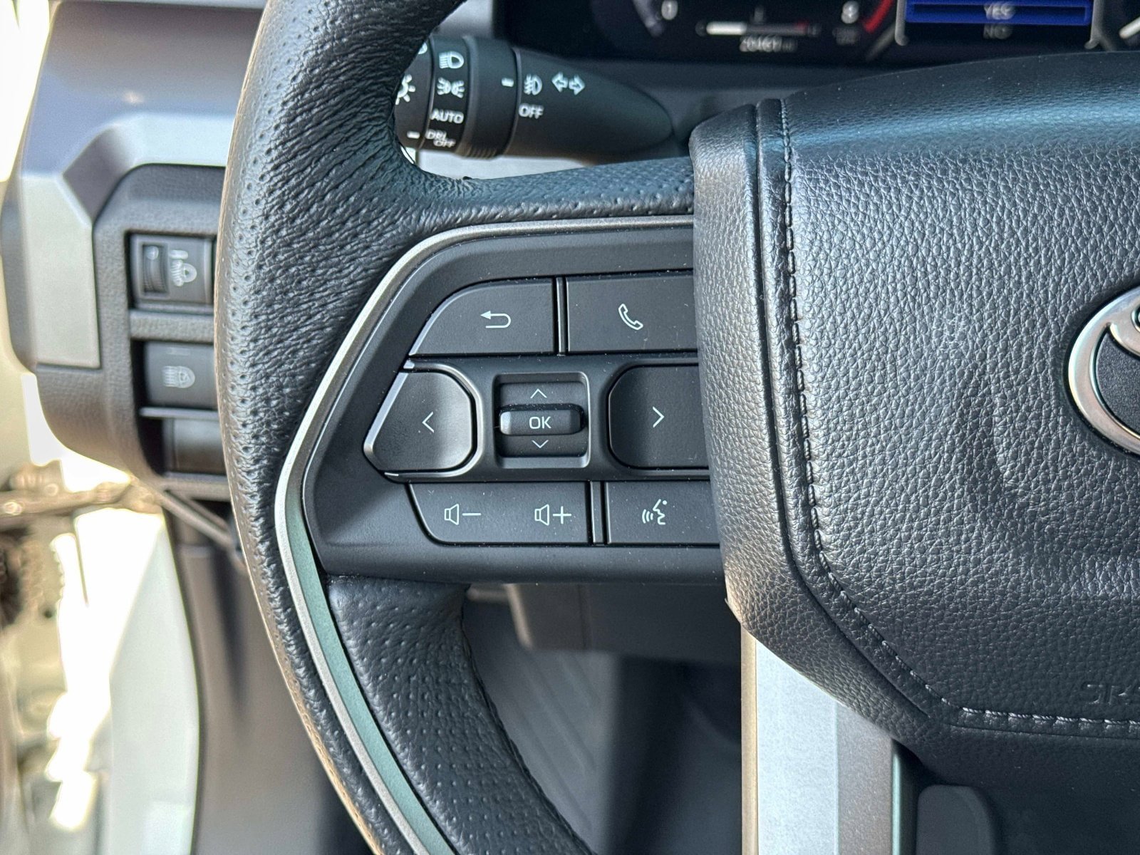 Used 2024 Toyota Tacoma TRD Off-Road AWD/4WD image 31