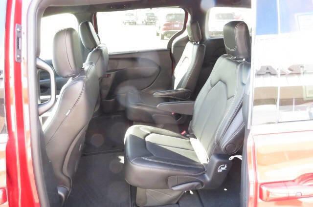 New 2026 Chrysler Pacifica Select image 12