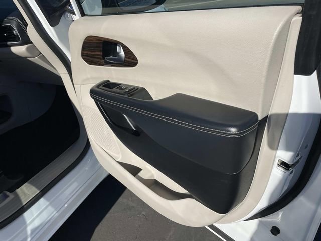 Used 2023 Chrysler Pacifica Limited FWD image 34