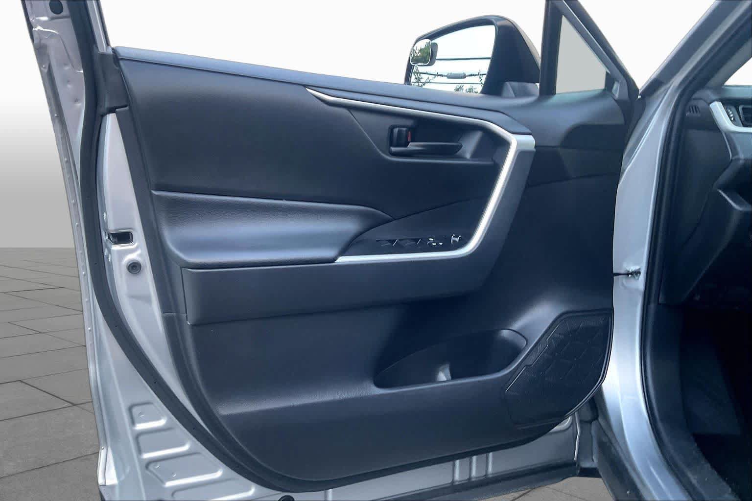 Used 2019 Toyota RAV4 LE FWD image 19