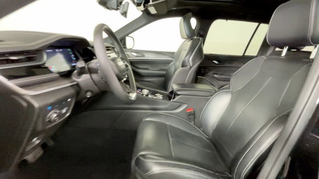 Used 2023 Jeep Grand Cherokee Overland w/ Luxury Tech Group IV AWD/4WD image 19
